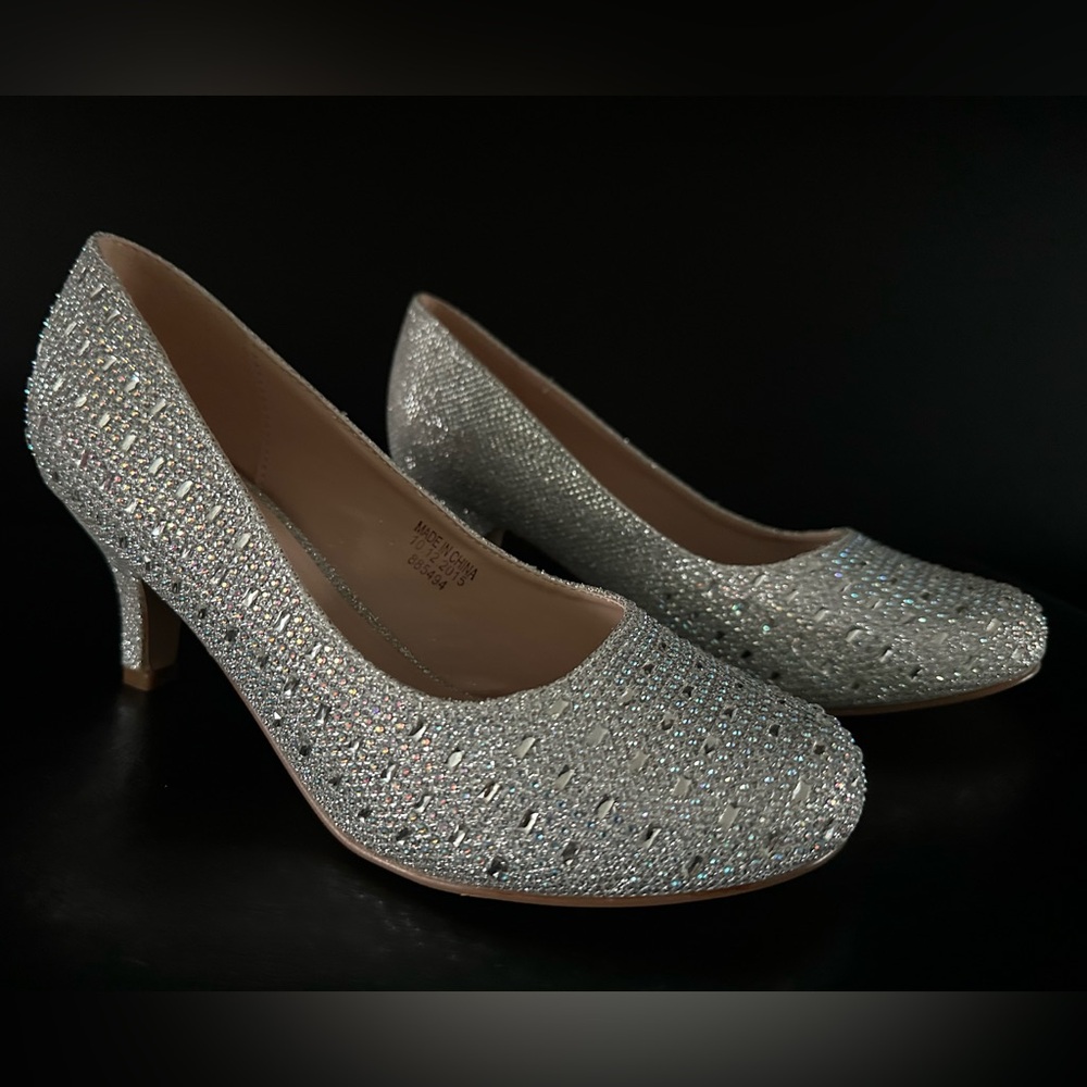 NEW Lorraine Girls Shoes Cherice Size 5M Silver